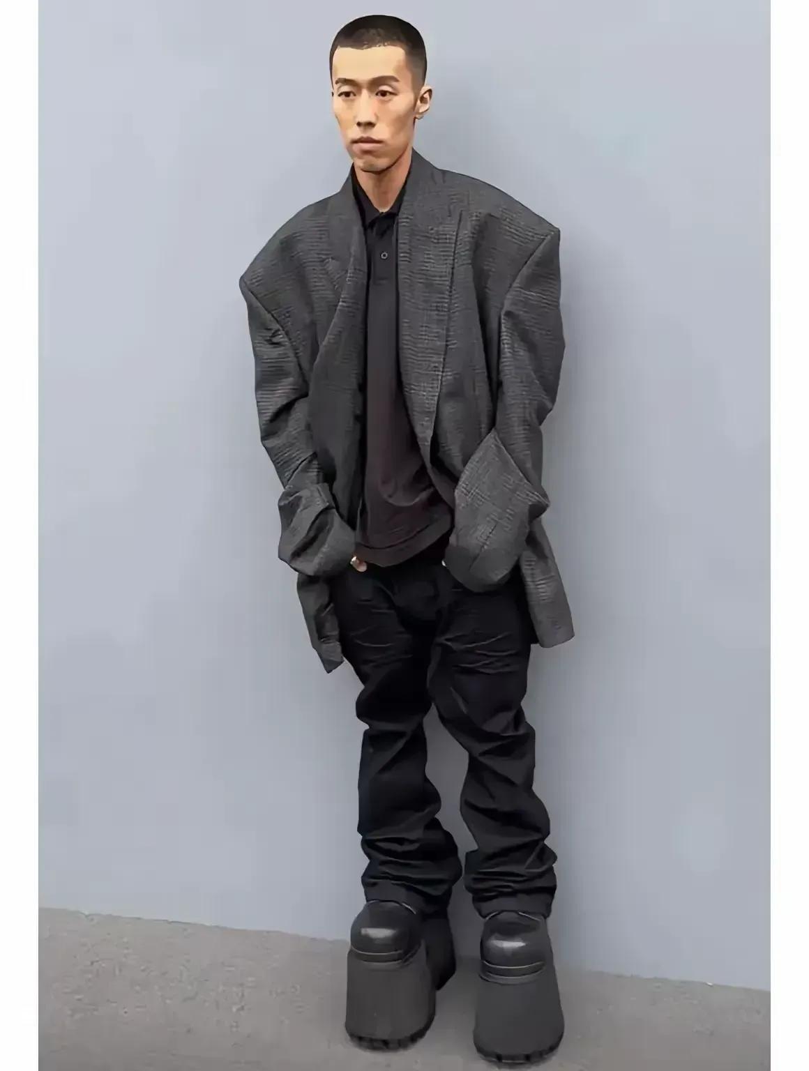 这周游是何许人也，这巴黎世家是什么理念，周游穿上巴黎世家的服装，让人真的看不懂。