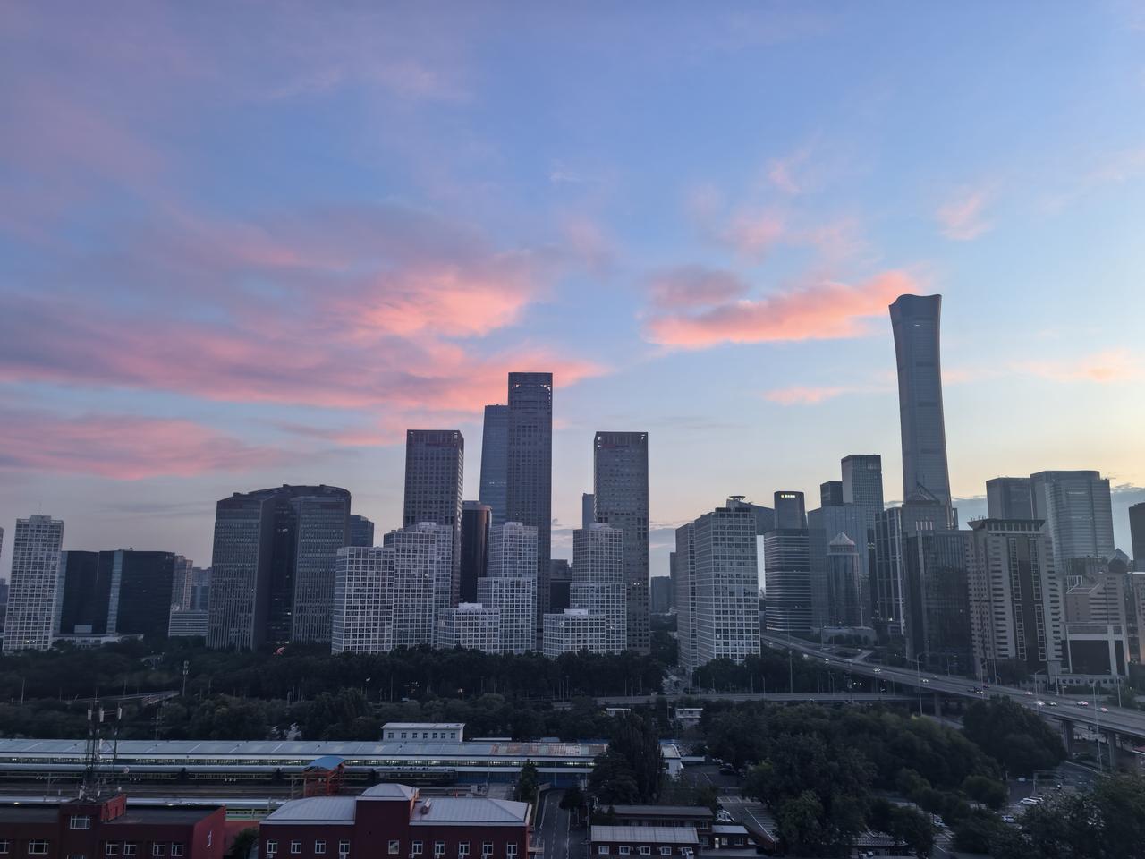 进入6月份，北京的天空可以媲美全国所有地方的天空。
这不，国贸CBD上空一会儿凤