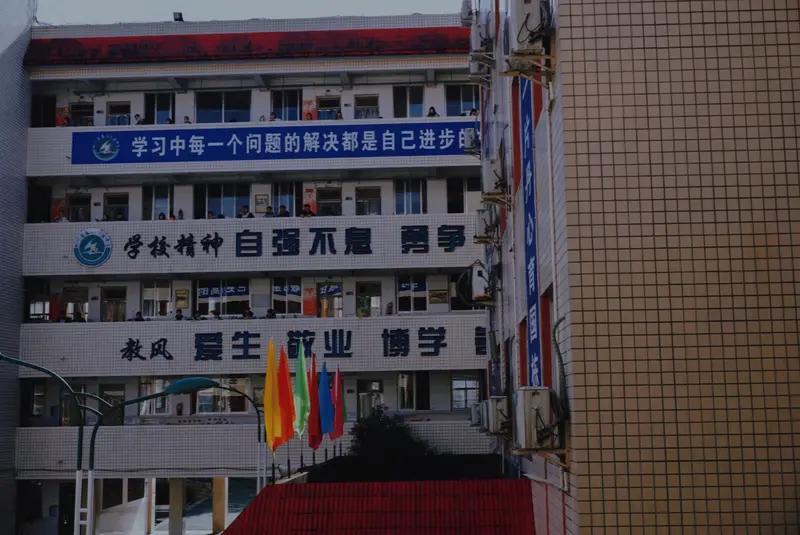 高三毕业合影，理科班仅有两位女生，这画面太有看点了。就像高三（5）班，林知夏和周