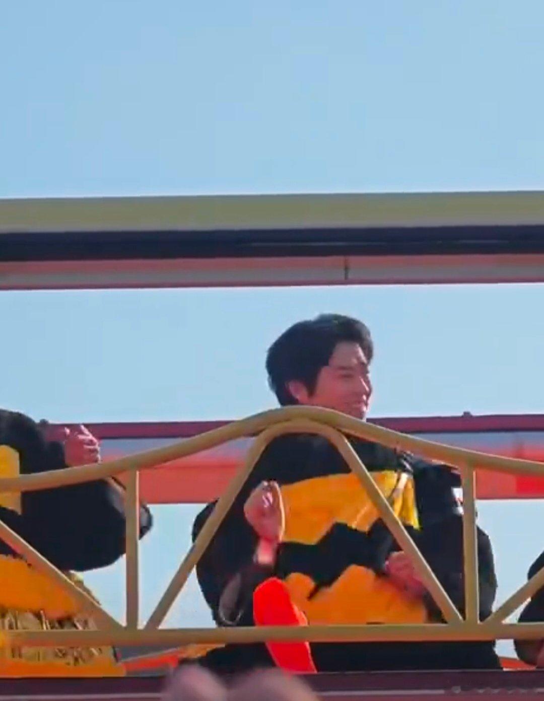 魏大勋魏大勋一个卖力跳一个卖力叫 车窗一开就是大型蹦迪现场！魏大勋在巴士里当起“