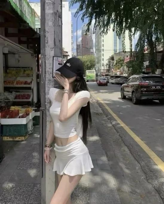 阳光明媚的街头，时尚女孩轻松摆拍，享受美好时光！🌞👗💃