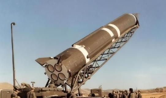 一口气花35亿买东风导弹，又砸150亿请中国驻军，付款极其爽快。谁能想到，在战火