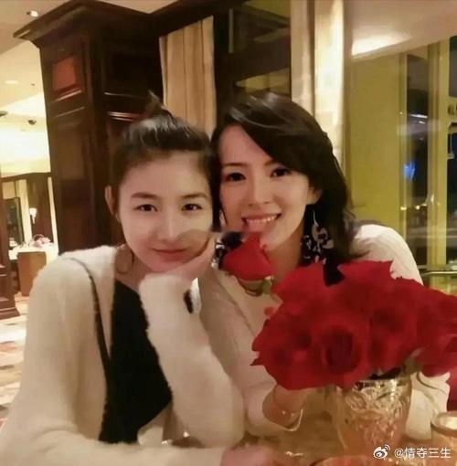 章子怡离婚后带小苹果出去玩 离婚了还带前夫的孩子出去玩已经很好了吧 