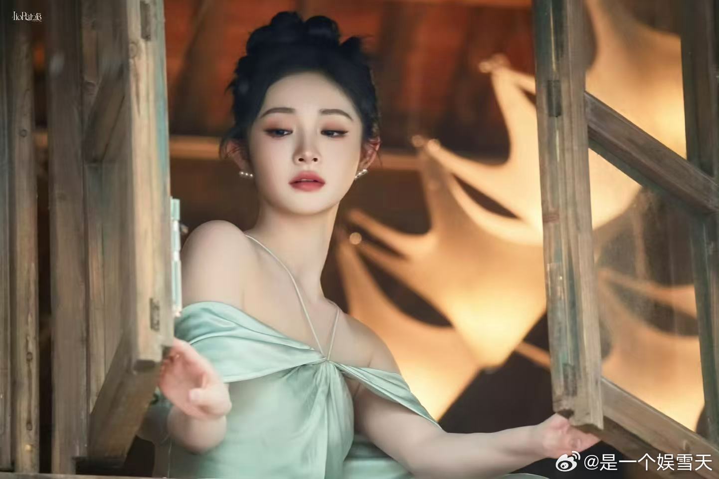 周洁琼江南美人具像化了薄雾轻笼湖畔，她簪花束发身着素色汉服，眉眼柔和温婉，身姿清