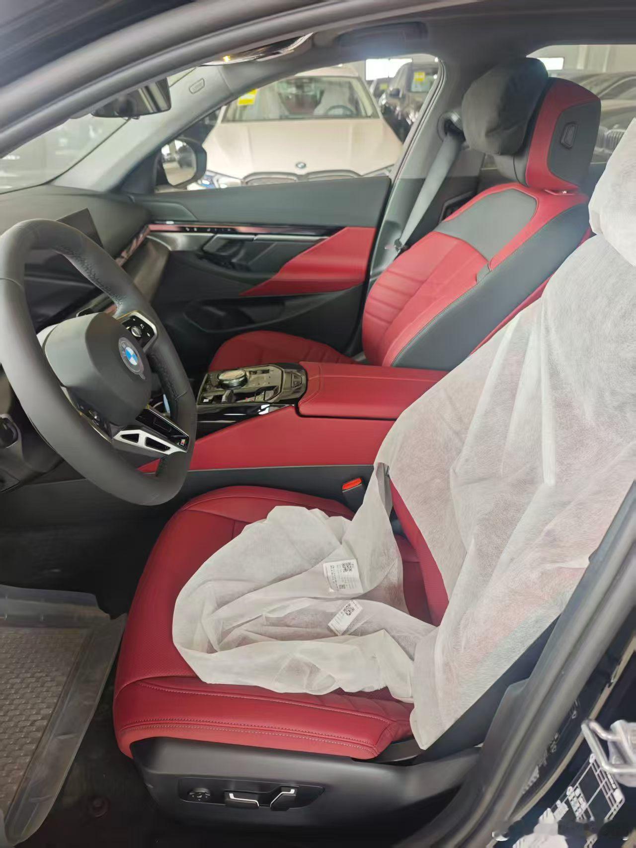 宝马525Li  宝石青  红内 指导价368000元选装2000元全款裸车 2