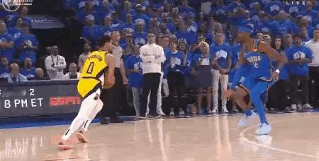 哈利伯顿无对抗跟腱拉伤倒地表情痛苦拍地板，已被架出球场NBA总决赛雷霆对步行者的