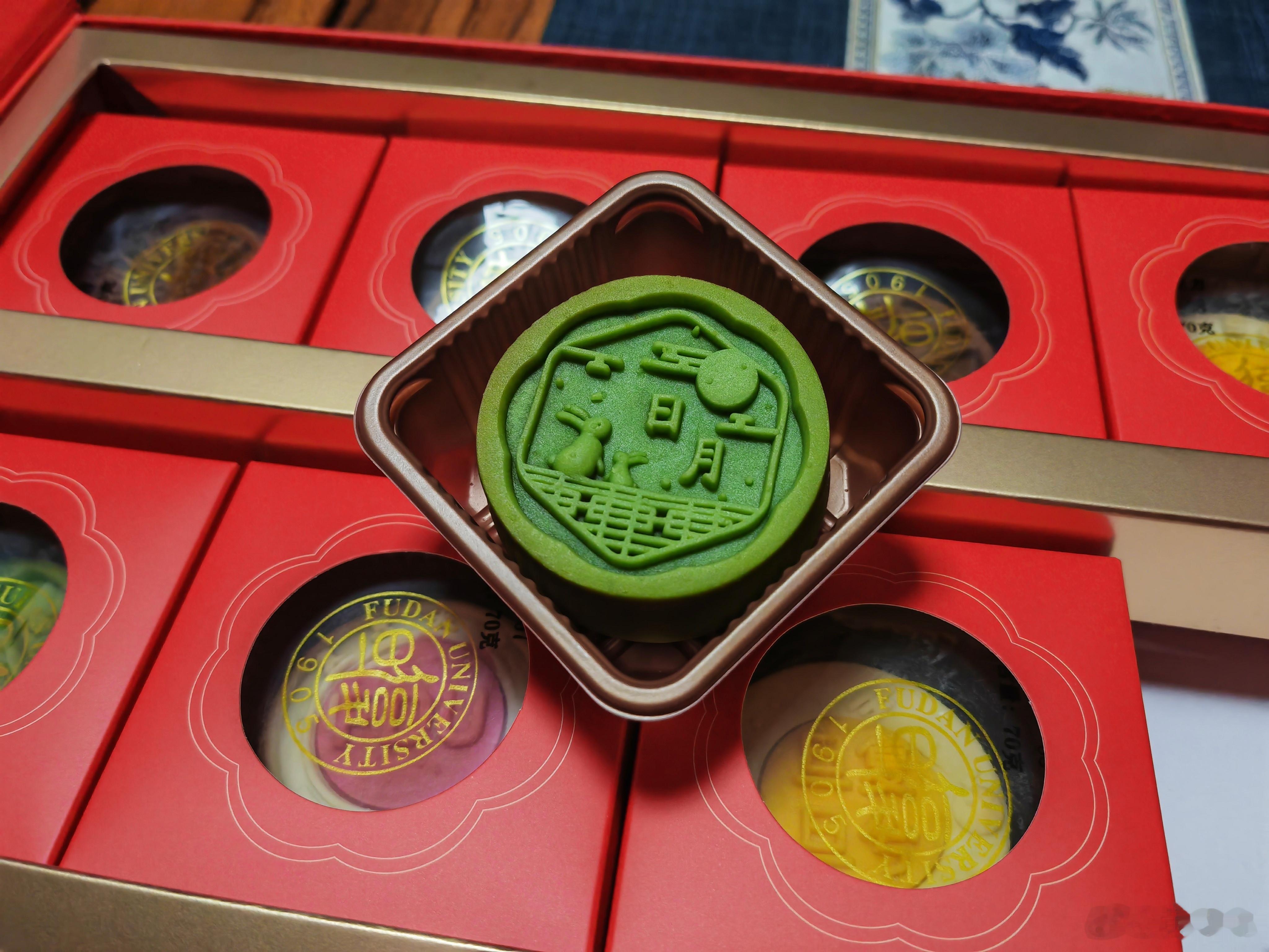 月亮 学霸月饼又一年，蹭点灵气哇～今天北京下雨，月亮嬢嬢躲起来了，没关系，咱日月
