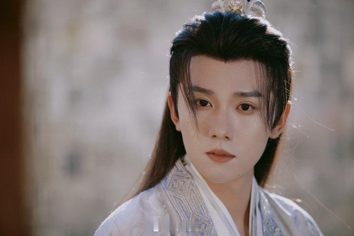 这居然是张耀，张耀古装太可了！《凤凰台上》萧千清圈粉后补了他多部古装剧，每个角色