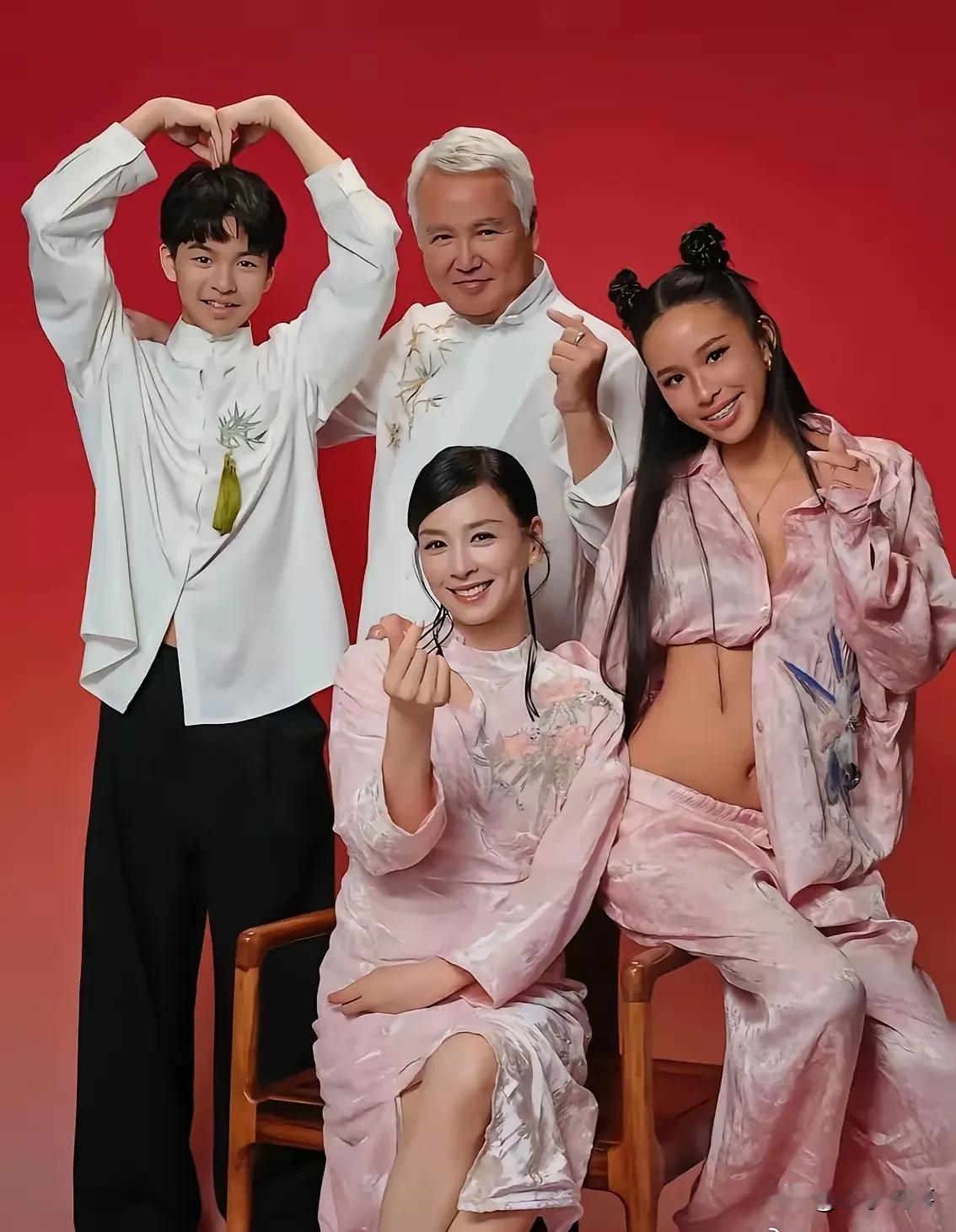 本以为张庭会一直低调隐身，谁也没料到，一张全家福直接把舆论再次点燃。
 
整张照
