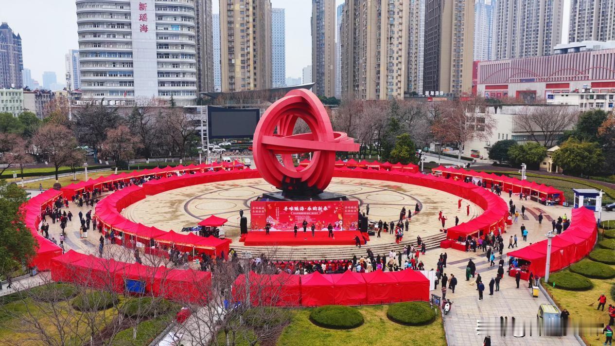 150余个标准化展位、50个公益帮扶专区，传统腊味、精品炒货、时令果蔬、老字号糕