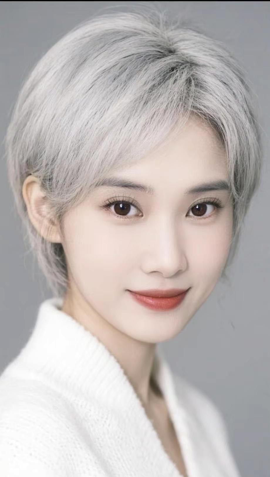 随变ai随便玩 AI银灰短发写真 ai创作