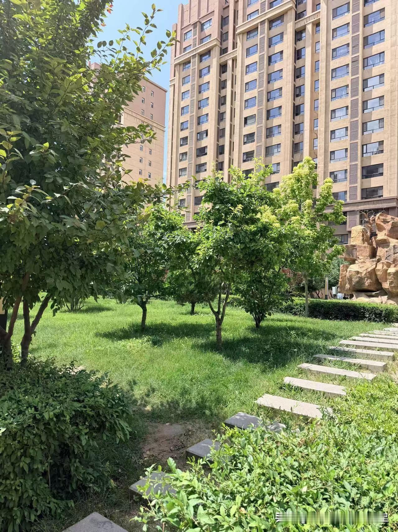 我家楼上的房子今天卖了，听了价格
我懵了！4楼，102平，只卖了18万！
邻居是