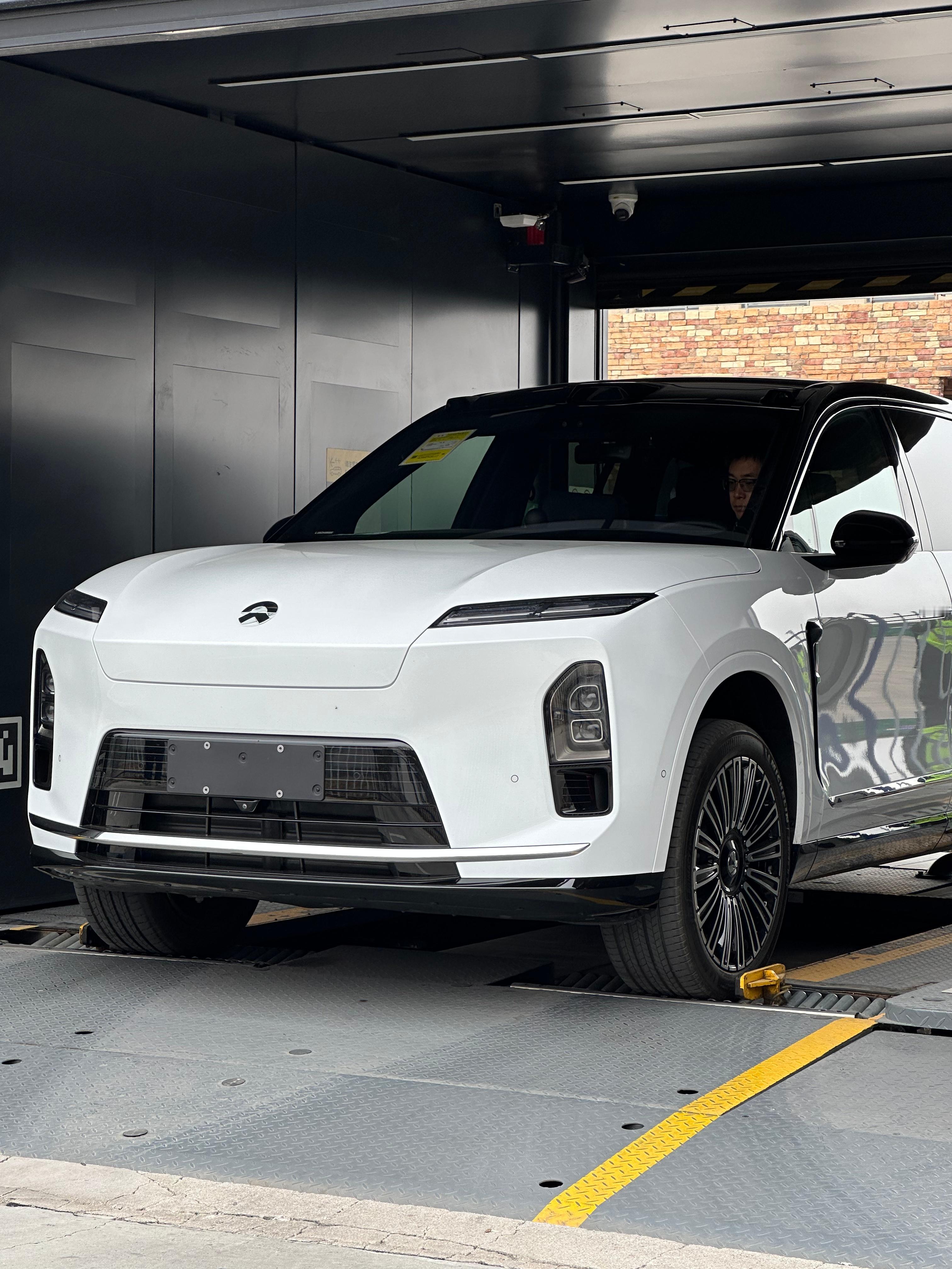 我的 ES8 第一次换电崭新的大电池换走了不过高速换电体验真好没有换电站那没有办