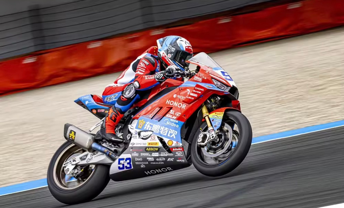 WSBK匈牙利站正赛第一场今天晚间打响，中国张雪机车车手德比斯在最后一圈直接从第