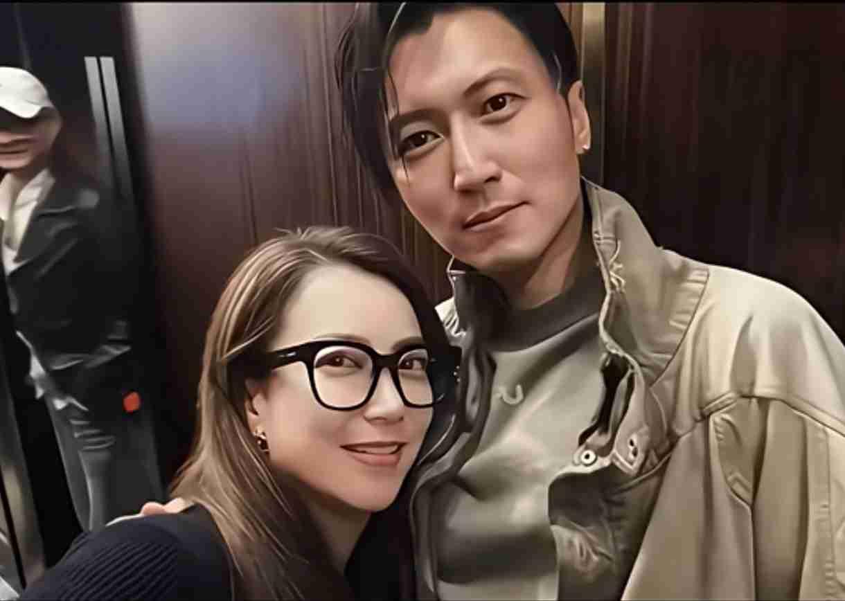 谢霆锋这辈子最硬的底牌，真不是王菲或张柏芝，而是那个54岁至今未婚的女人——霍汶