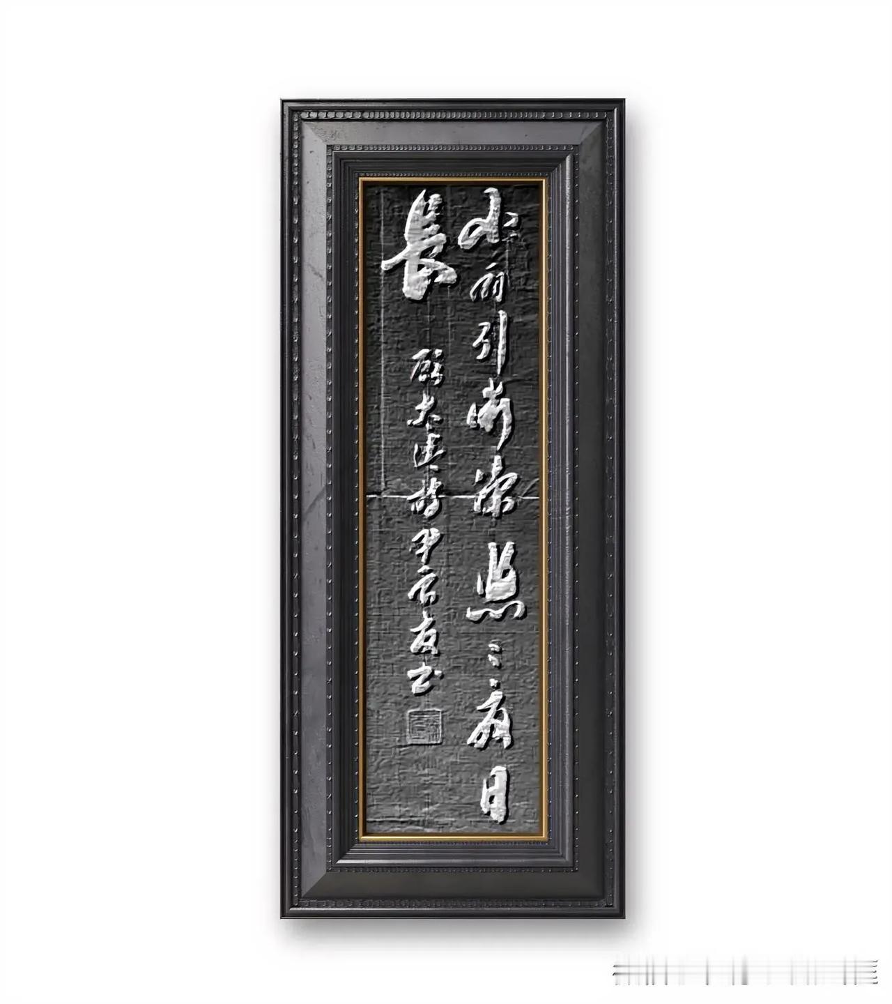 清、顾太清词。小扇引微凉，悠悠夏日长。意思是在炎炎的夏日里，轻摇小扇可以带来一丝