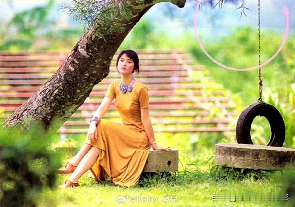 周海媚清楚美照～姜黄色长裙衬着短发，眉眼自带娇俏，连树荫都裹着温柔的年代滤镜——