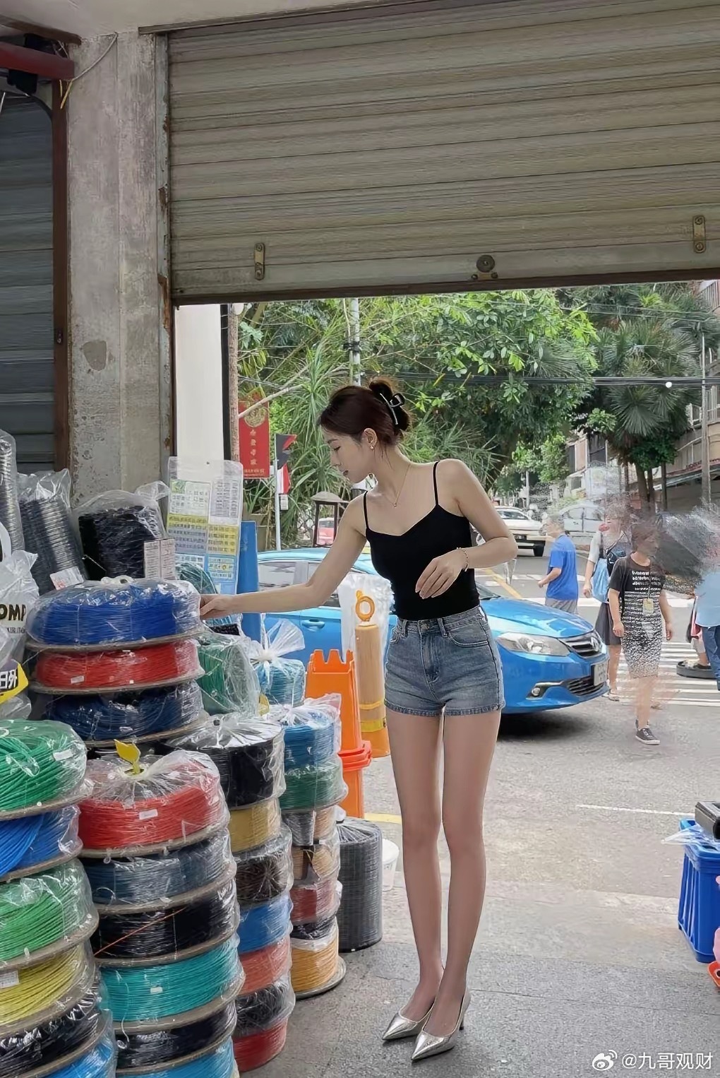 自从她来过之后，来小店买线束的人就多了！ 