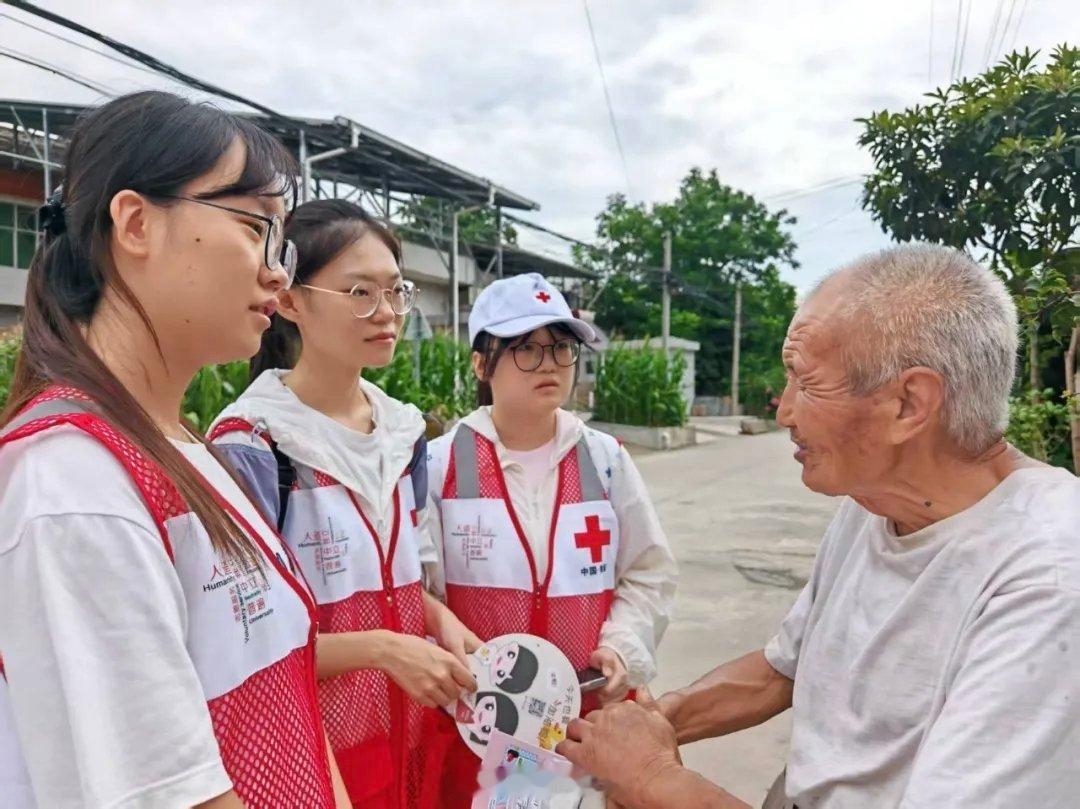 【入户送健康，温情暖桑榆】青春三下乡为深入践行“人道、博爱、奉献”的红十字精神，