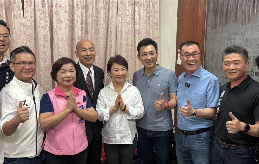 韩国瑜卢秀燕李四川等合体照。大甲镇澜宫妈祖绕境进香活动正式起驾，作为台湾重要的民