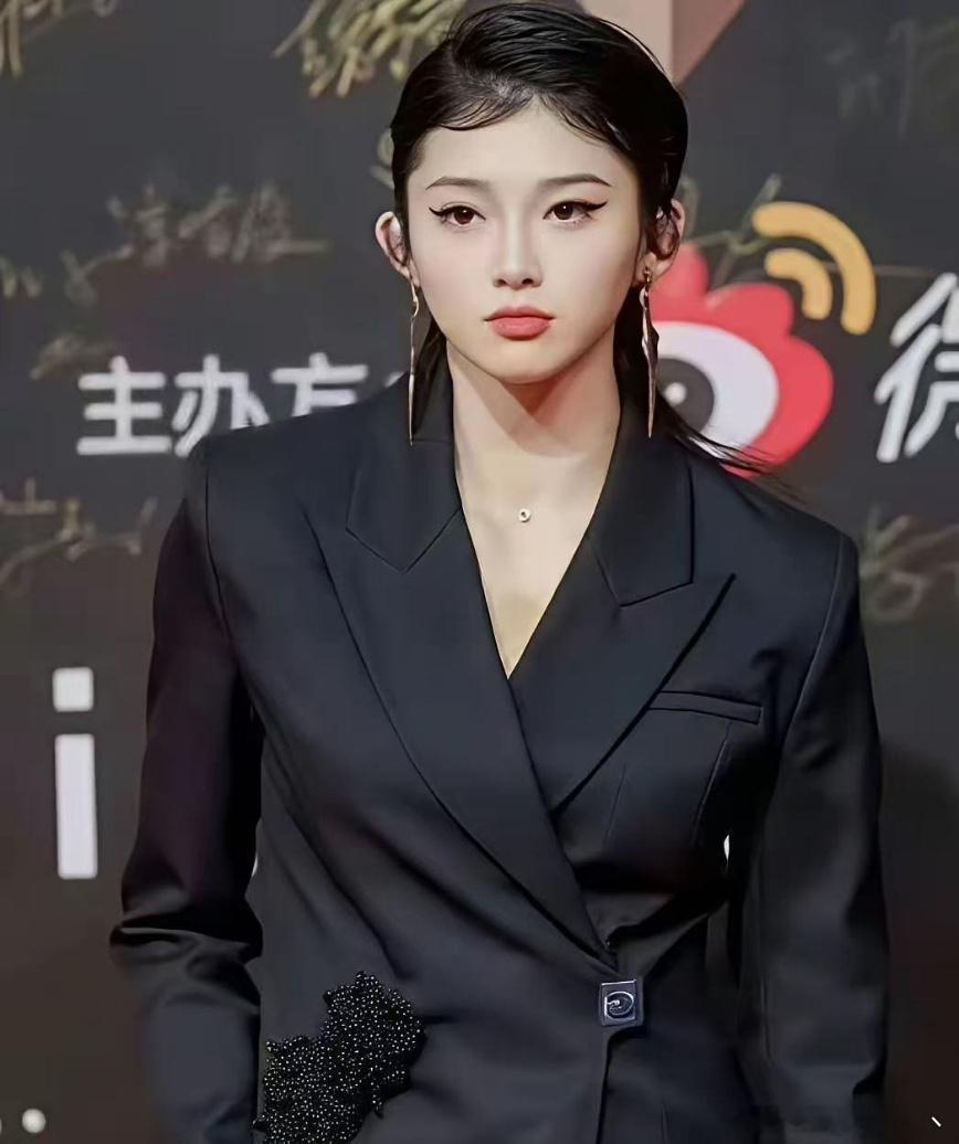 吴艳妮就是脱衣有肉，穿衣显瘦的类型吧 