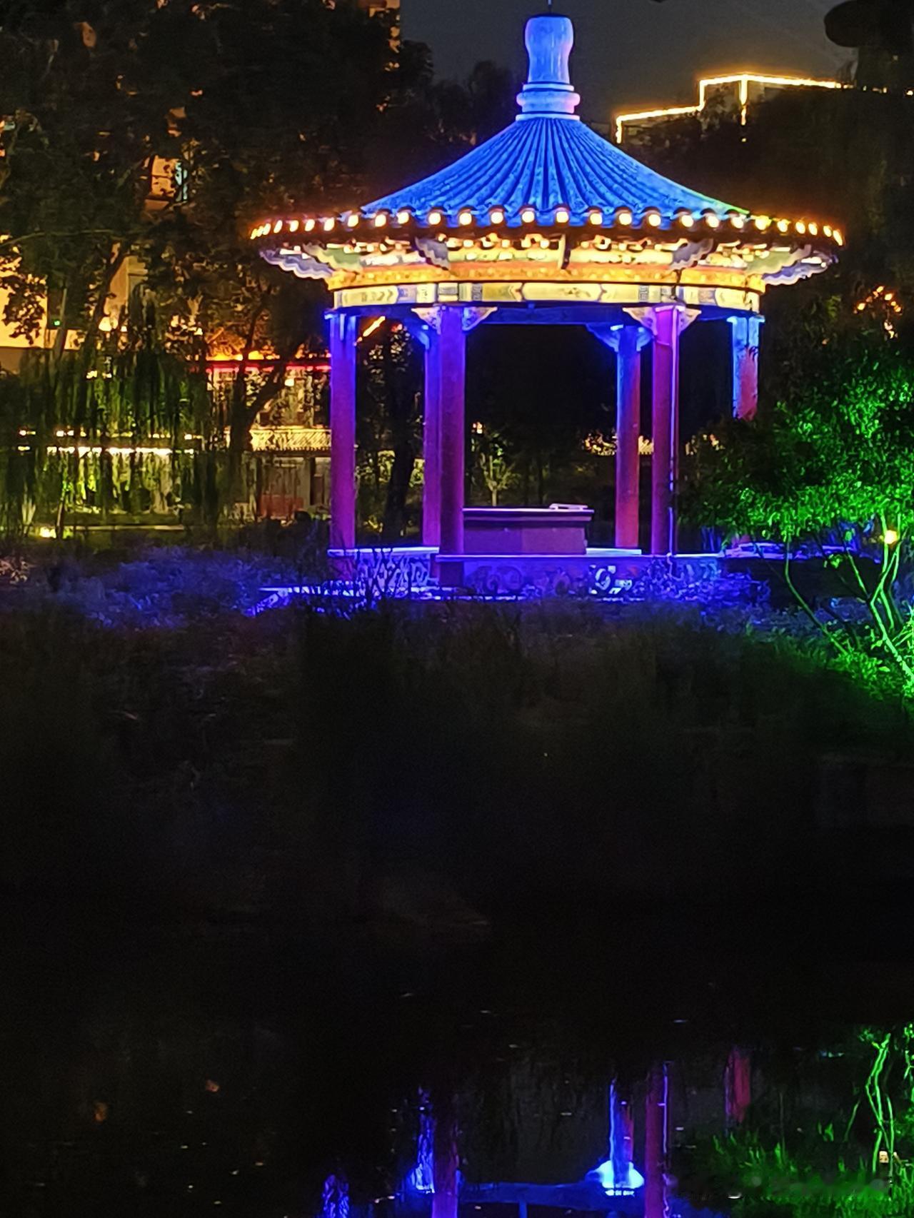 夜晚公园里的凉亭被彩灯照亮，好漂亮！公园灯展夜景 中式凉亭夜景