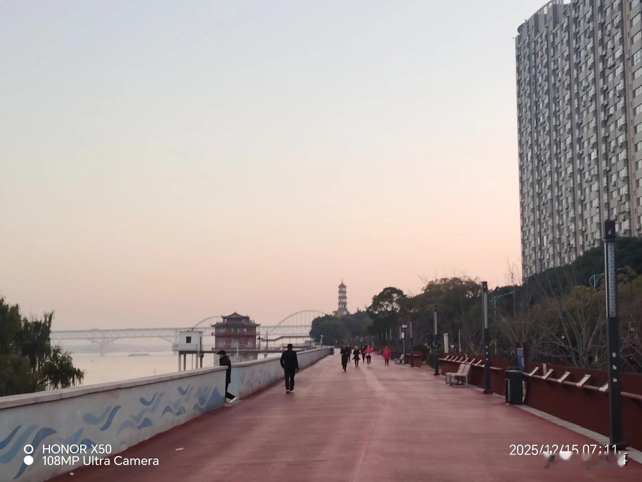 奋进江城共筑新篇12月15日长江岸边晨练“奋进江城共筑新篇”