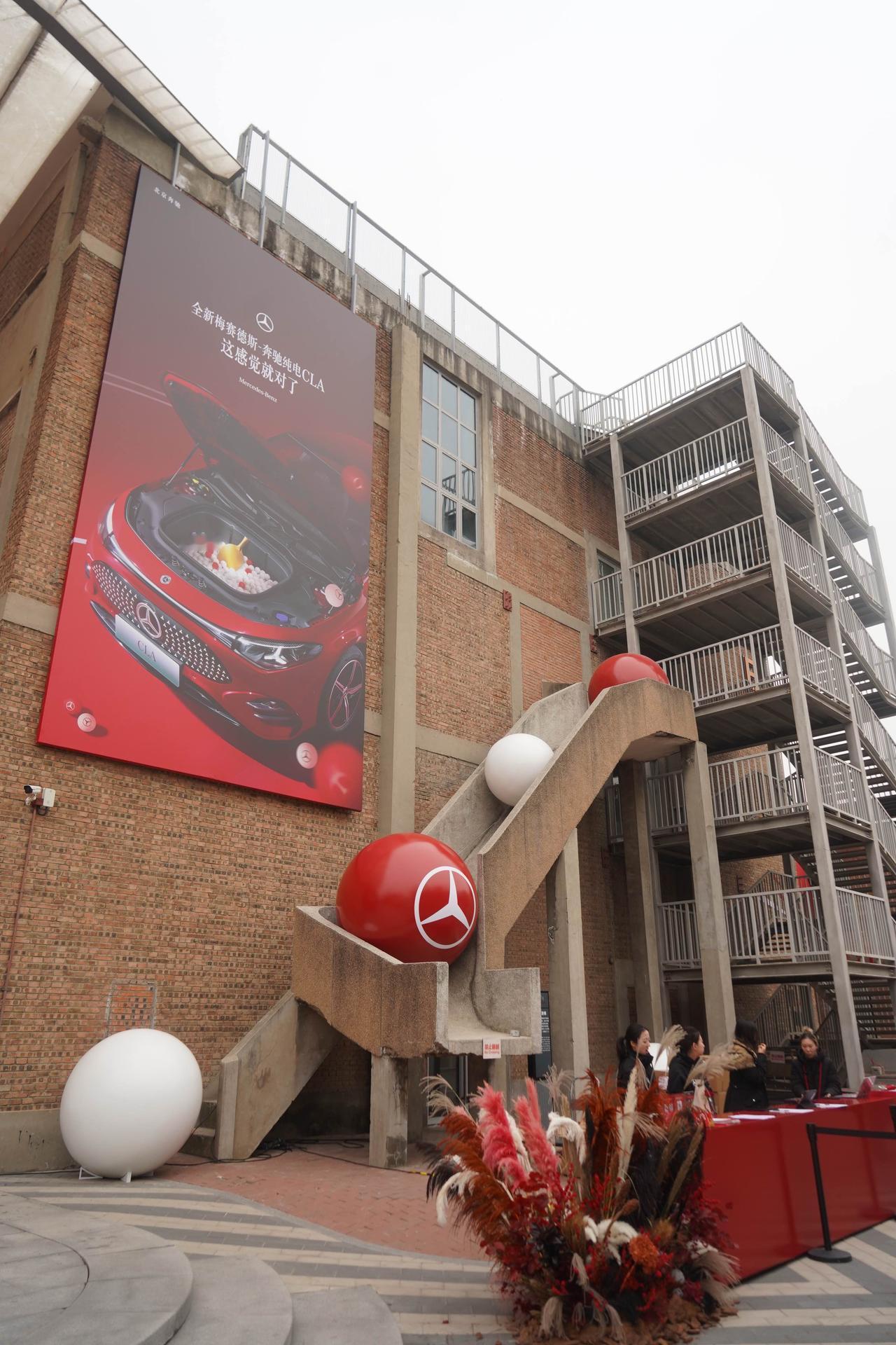 在朗园Station：独特的店铺设计，奔驰GLA红色装置艺术，咖啡的香气弥漫园区