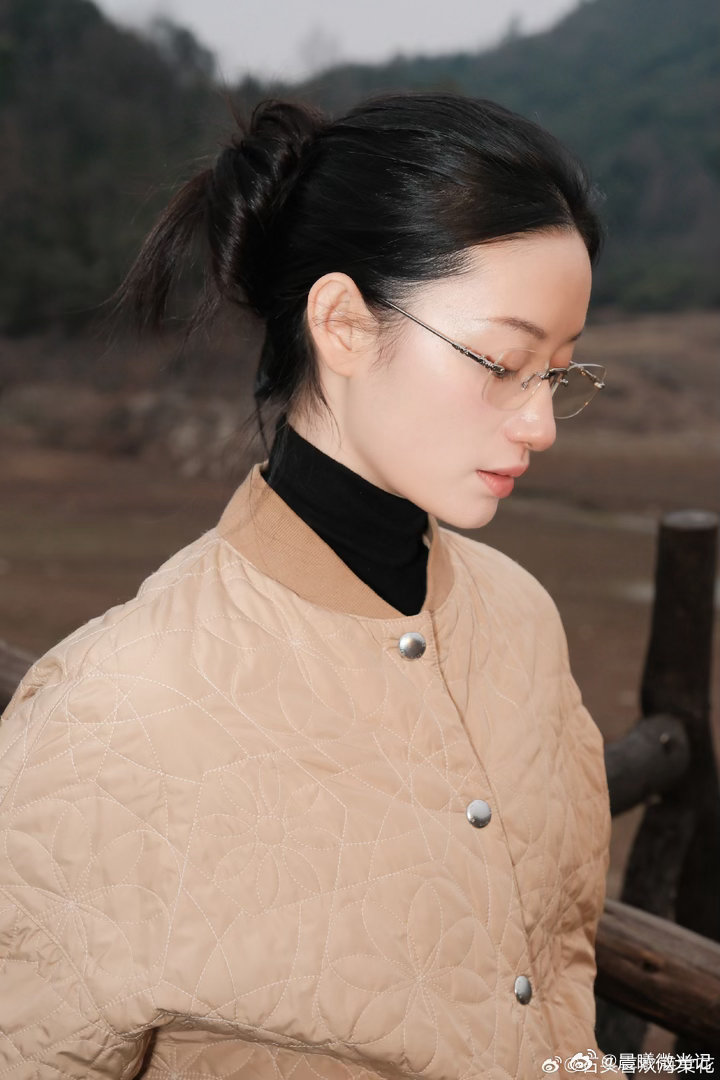 吴镇宇说郭晓婷脸上有故事了无限超越班吴镇宇夸人，从来不说虚的。“脸上有故事了”—