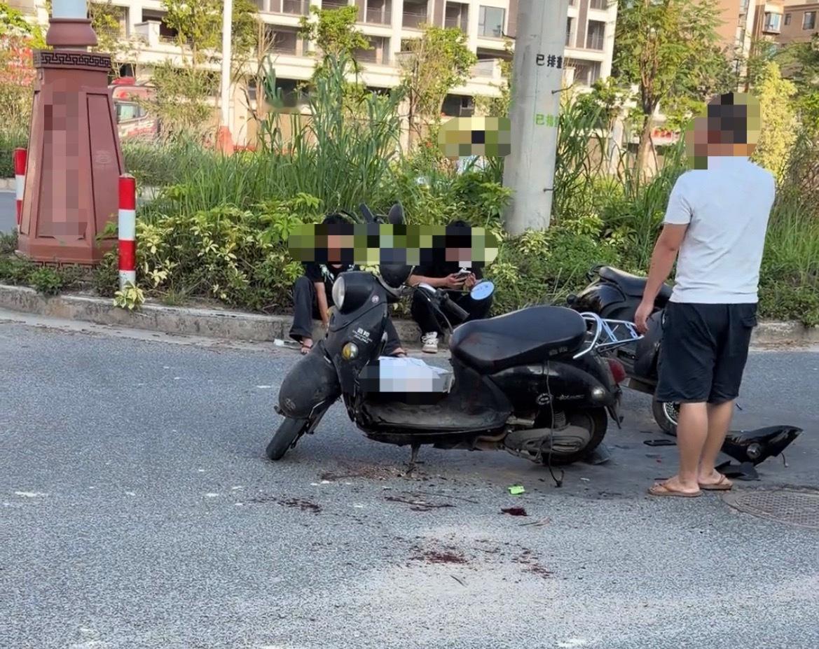 【玉林某香某城路口电车碰撞有人被送医】4月25日，网友爆料称：玉林市某香某城附近