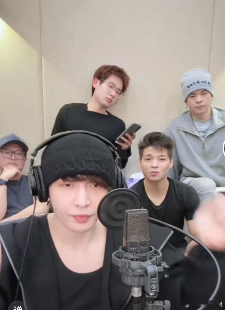 张艺兴一起跳起来张艺兴说啥呢张艺兴一起跳起来，哈哈啊哈好抽象，