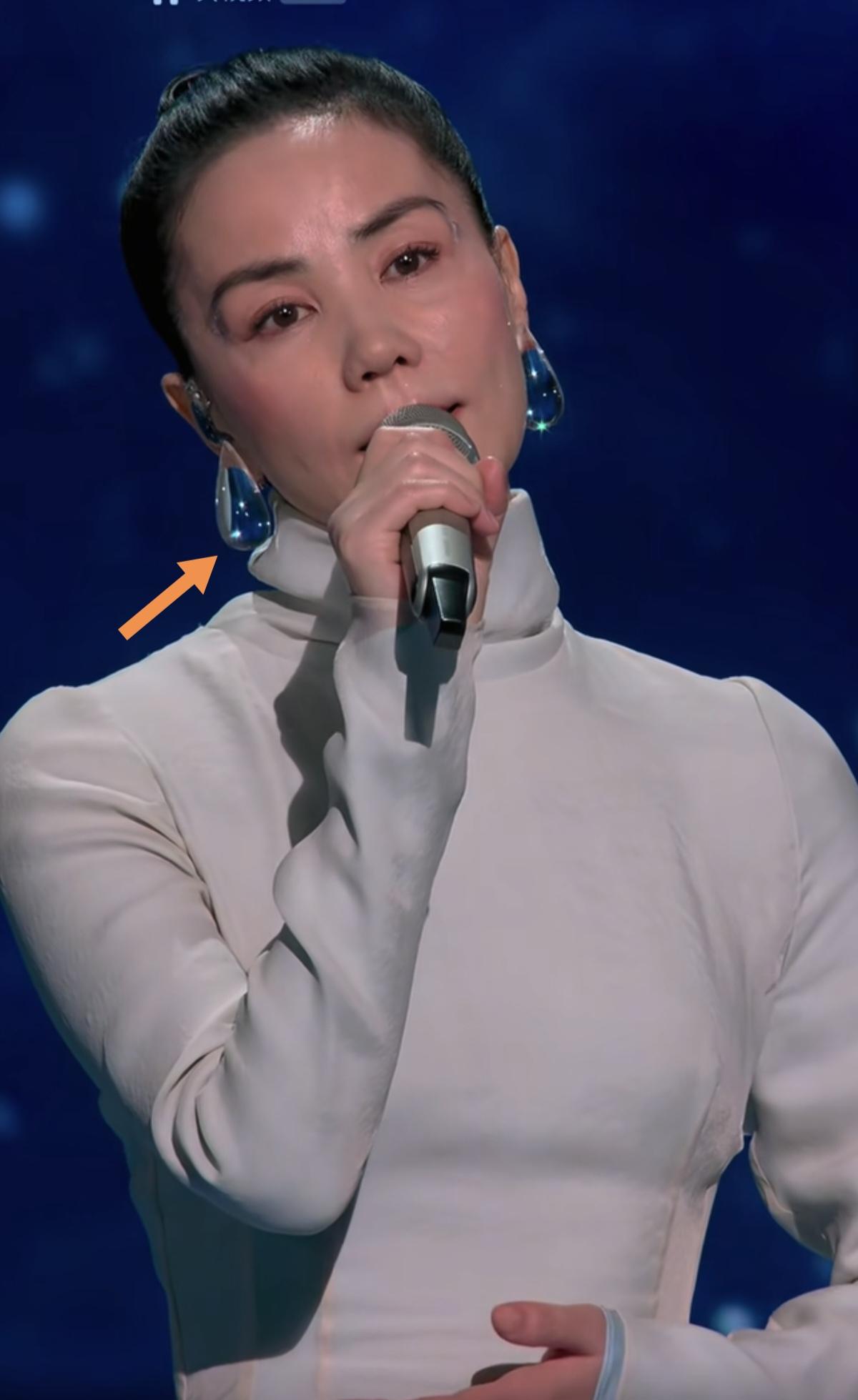 守了整晚就等王菲，
结果出场瞬间我愣住了。
能接受她的岁月痕迹，也喜欢她的随性唱