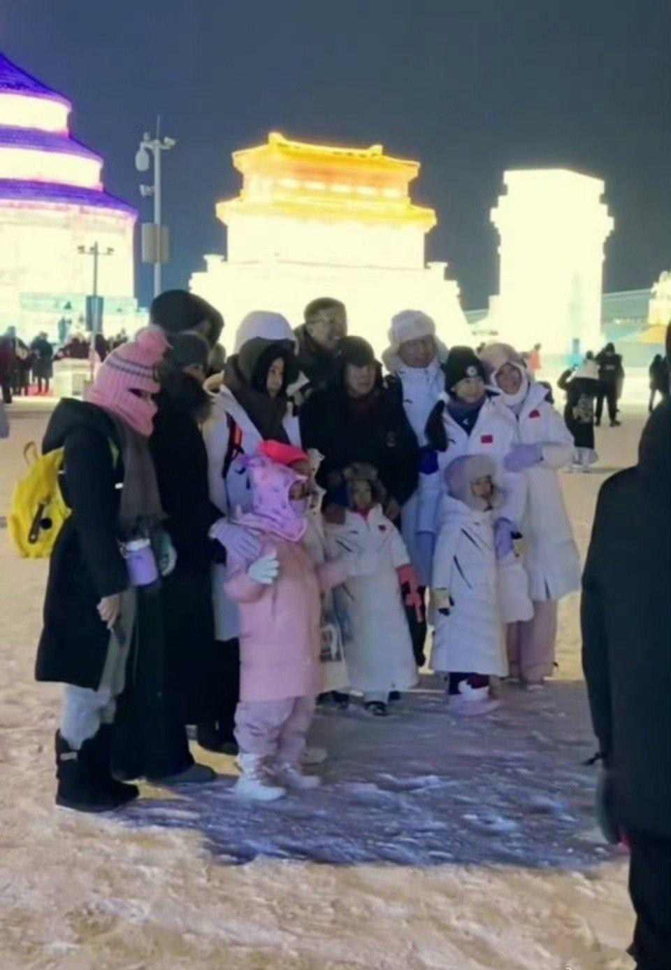 哈尔滨偶遇郭晶晶一家 2024年12月24日，郭晶晶一家在哈尔滨冰雪大世界被网友