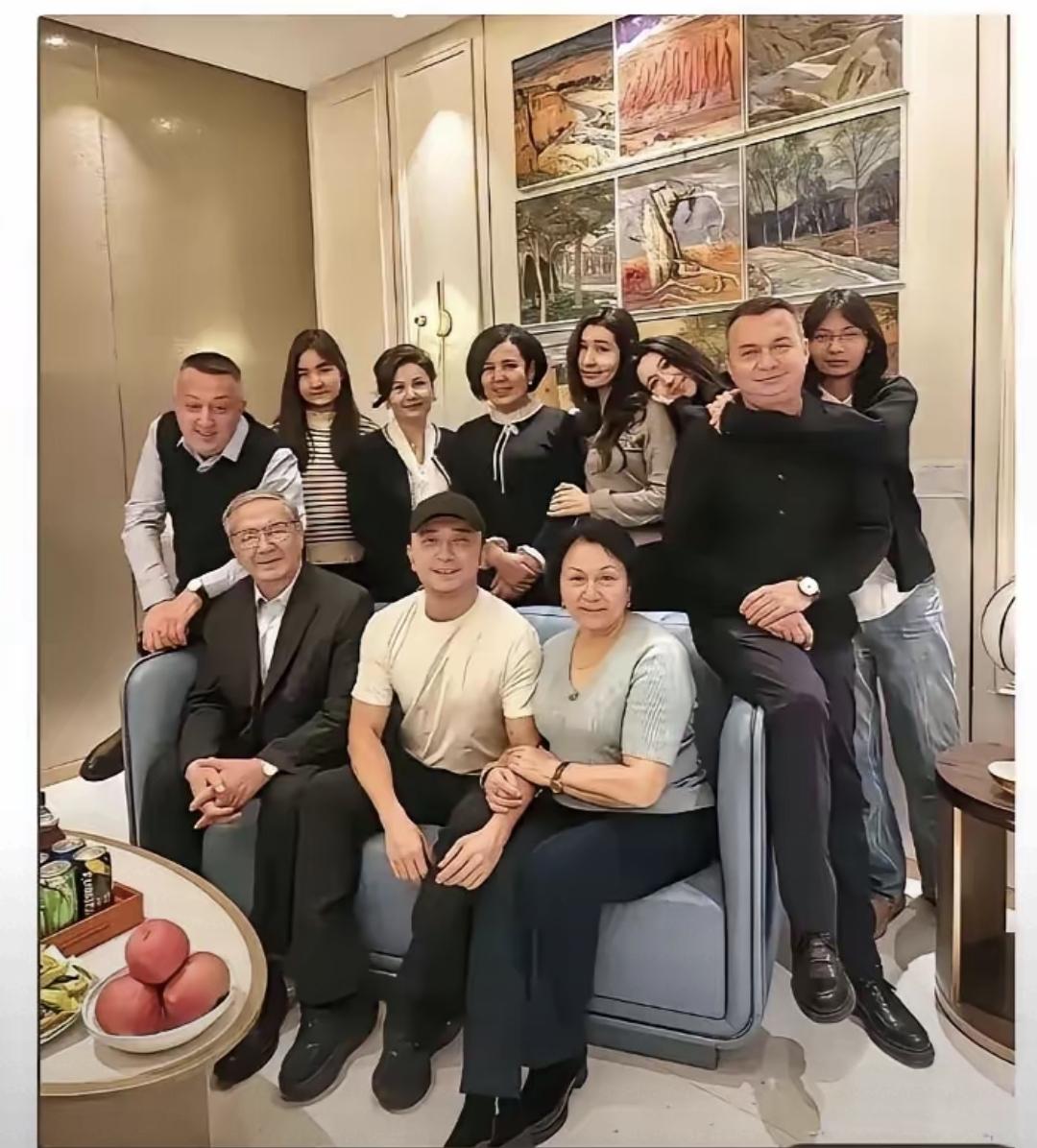 我翻了央视《面对面》2022年那期，又看了他写的书《一夜长大》，里面清清楚楚写着