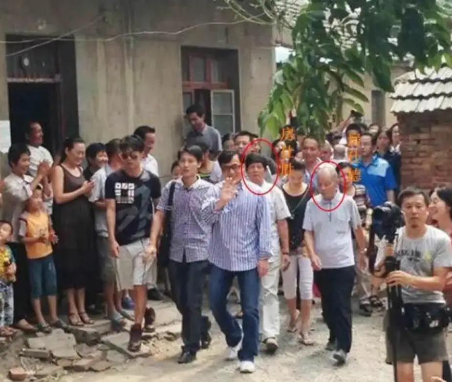 成龙回乡祭祖，房氏的子孙们都来欢迎他，没想到，成龙只与自己同父异母的亲哥哥们，待