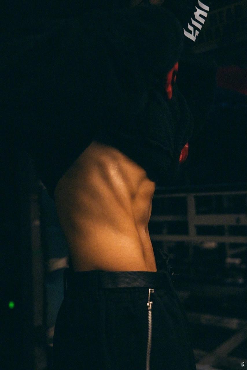 王嘉尔这一天到底做了多少事 这一天的王嘉尔真的是超级忙碌！不仅参加party和彩