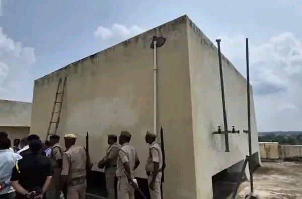 印度这事儿简直离谱到家了。北方邦德瓦拉哈·巴巴医学院水塔内惊现腐尸，全校师生和门