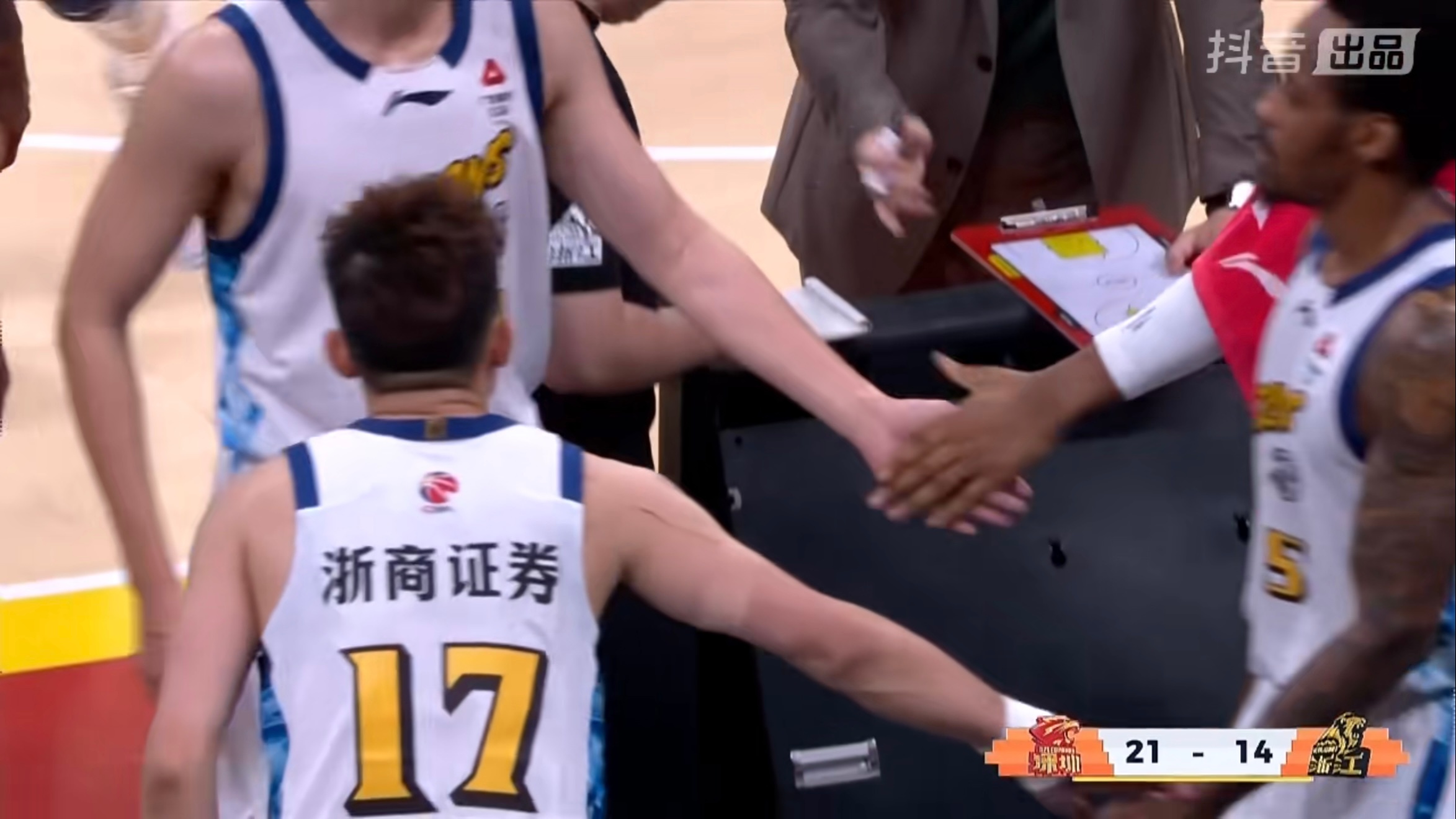 广厦男篮第一节三分7中0，布朗第一节被吹T。深圳男篮vs广厦男篮cba季后赛CB