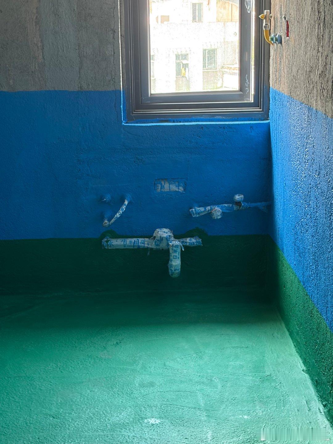 在广东，回南天是面照妖镜。墙面潮、地面湿、瓷砖空，防水没做好，全露馅。广东人装修