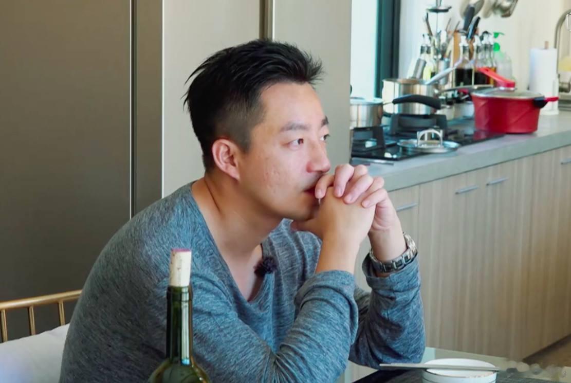 汪小菲，终于活明白了！第一，不再深夜买醉，直播痛哭，说明内心平静了！第二，不再情