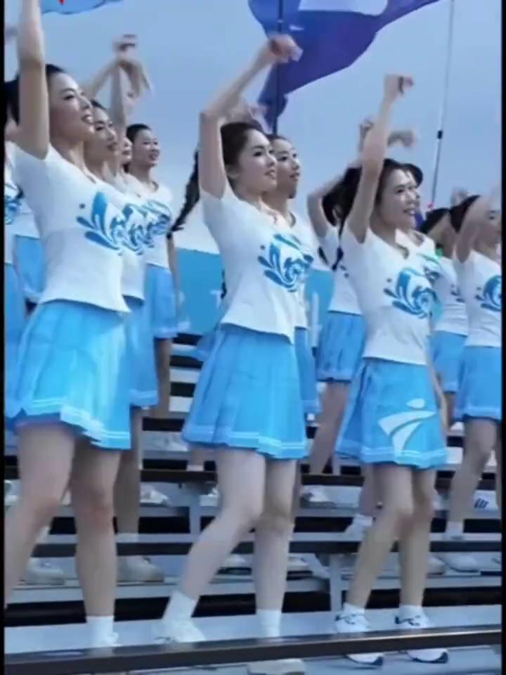粤超第五轮珠海VS广州，珠海"小蓝裙"啦啦队助阵。
广东台记者方力。
2020年