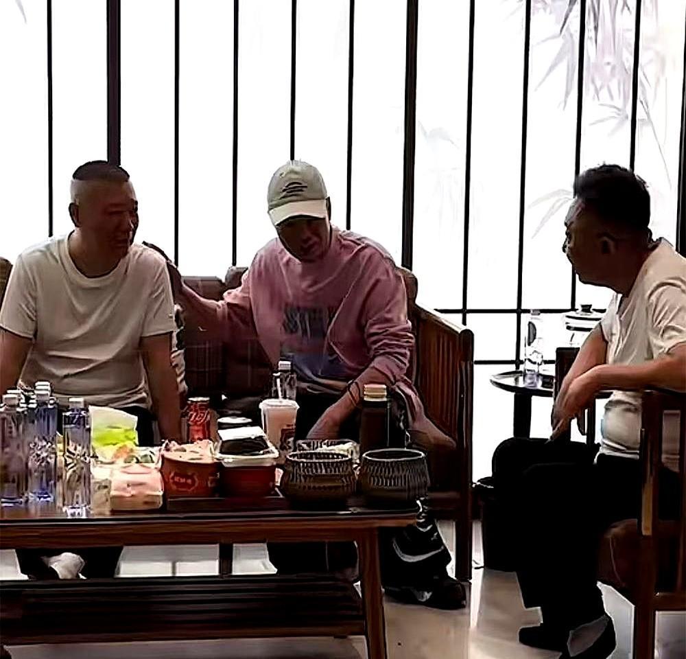 娱乐圈都讲资源置换？
郭德纲和王迅这杯茶，愣是半个合同都没掏出来。
成都德云