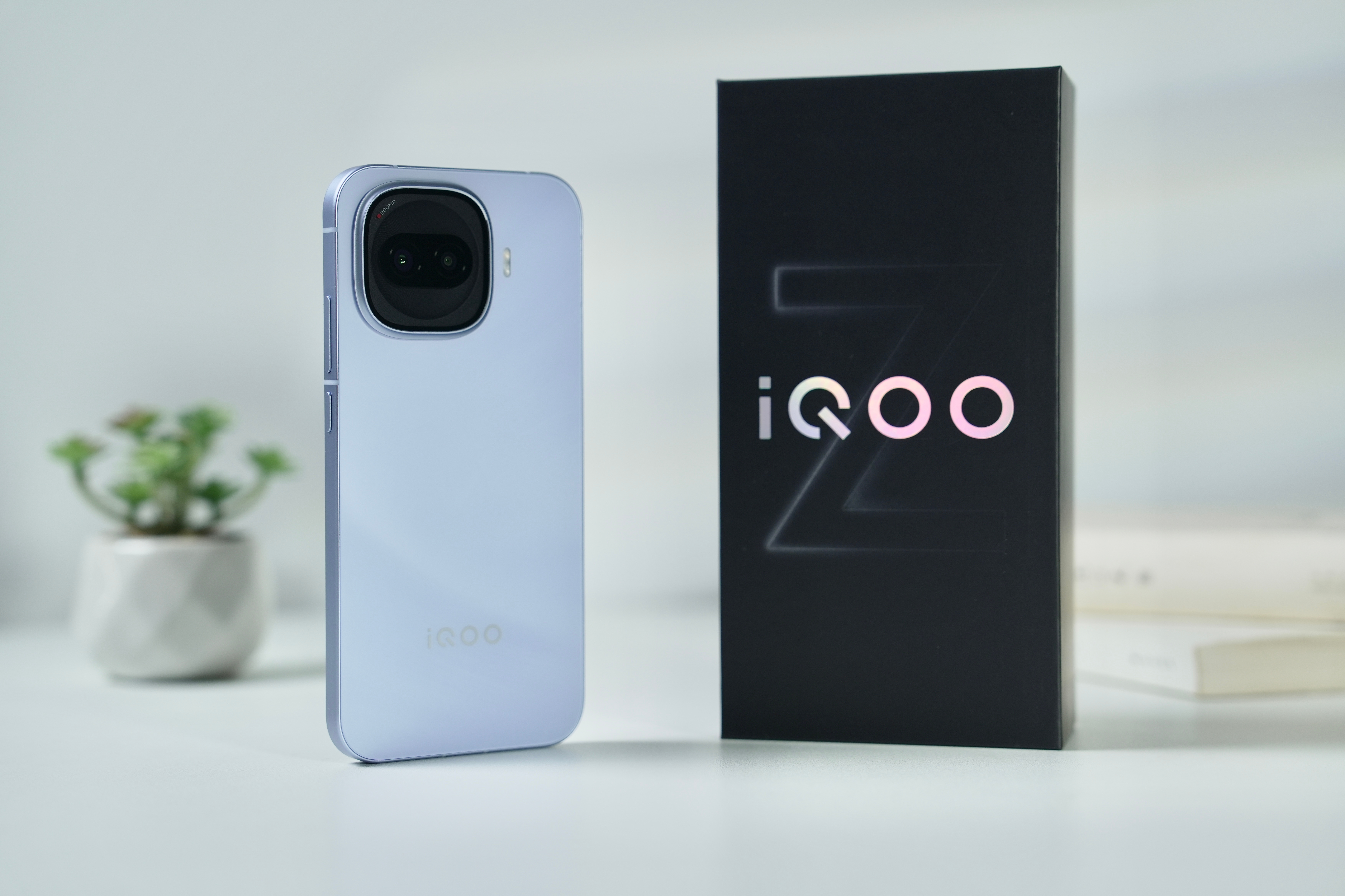 iQOO Z11 Turbo的配色和手感真的越摸越喜欢！「沧浪浮光」太戳人了，淡