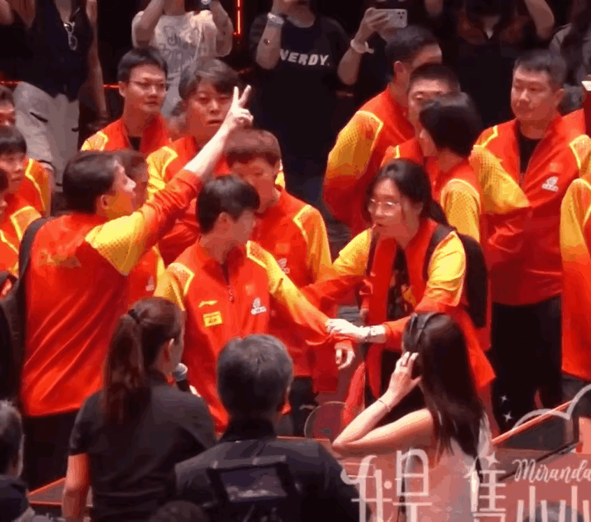 国乒为什么强大？看看他们之间的关系就知道了。场上是对手，场下是队友。互相鼓励，彼