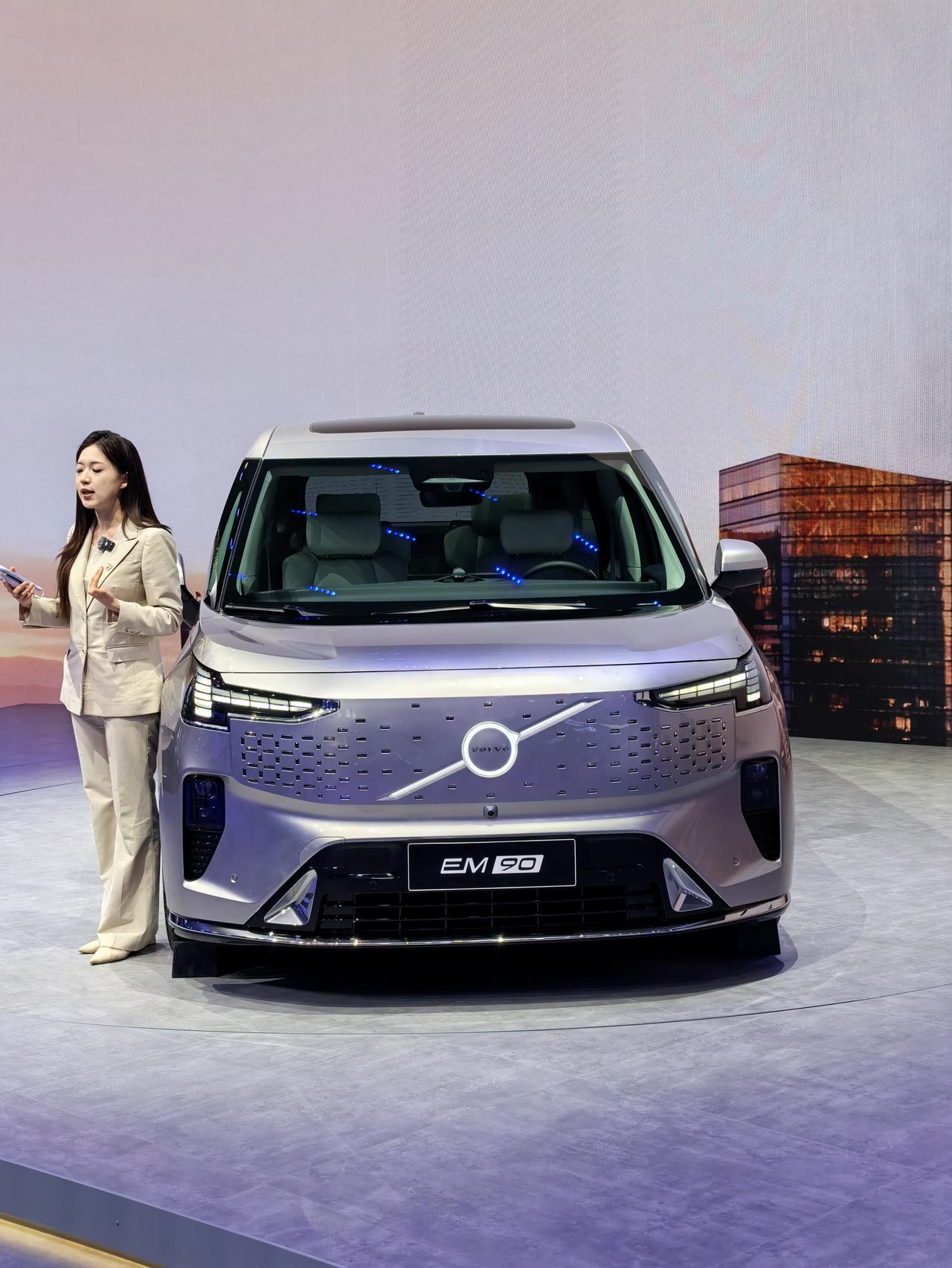 沃尔沃这次在北京车展上，带来了“油、电、混”三大产品阵容，包括全新EM90 20