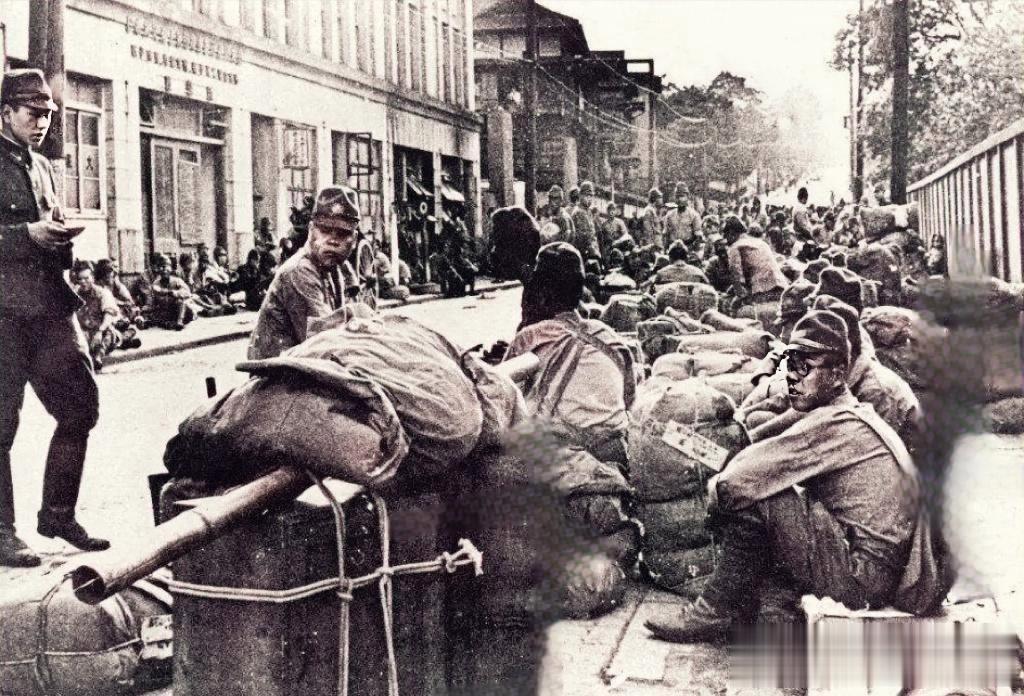 1945年，随着日本宣布无条件投降，大量日寇坐在街头，如同丧家之犬一般，等待着被
