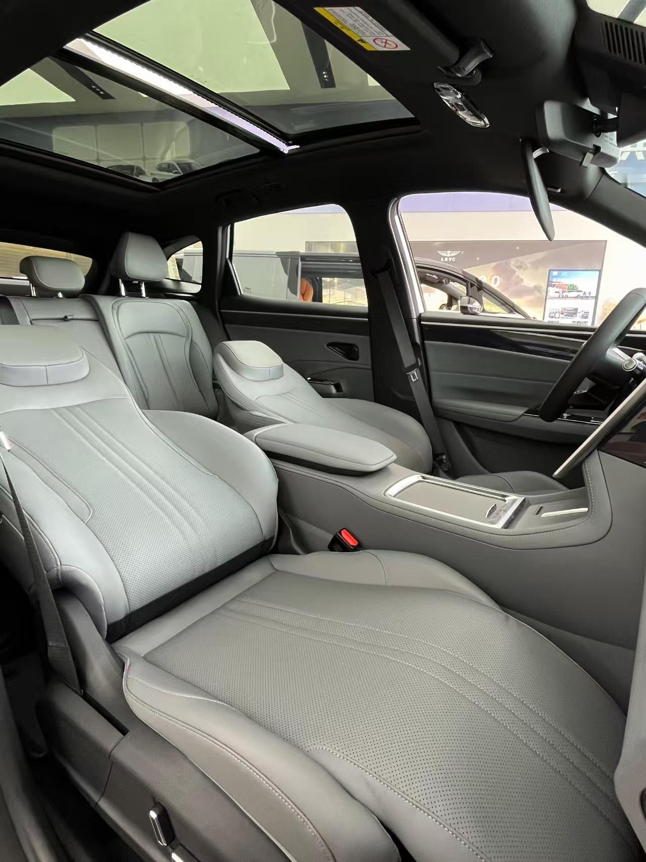 新增的洗车模式挺贴心，一键就能自动收起后视镜、关上车窗、切换空调内循环，去自助洗