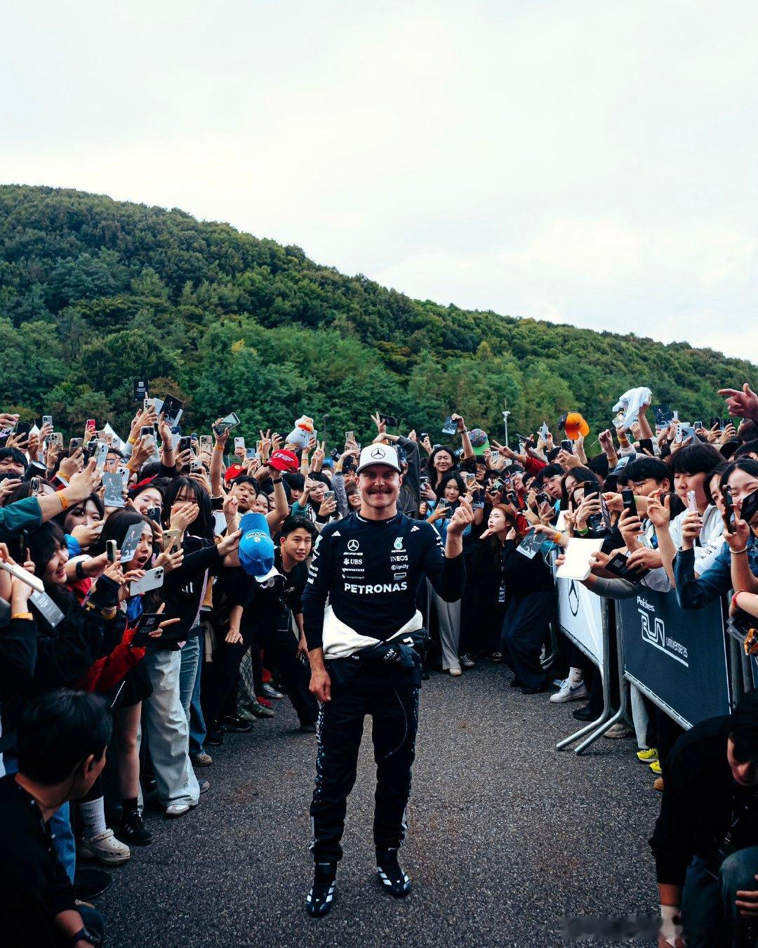 来感受一下韩国人对F1的热情[doge]梅赛德斯-AMG x 新锐生活方式品牌 