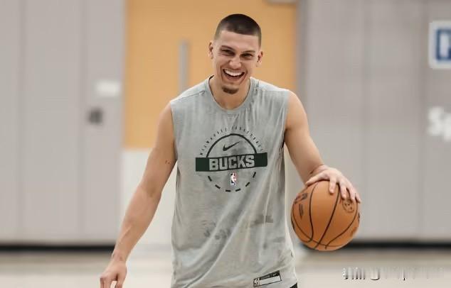 根据NBA记者Evan Sidery报道，雄鹿队暂无计划在新赛季开始前为泰勒・希