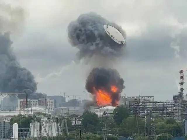 打顺手了，就说凭一己之力战胜了几十个国家；四面楚歌了，就说几十个国家背后拱火。